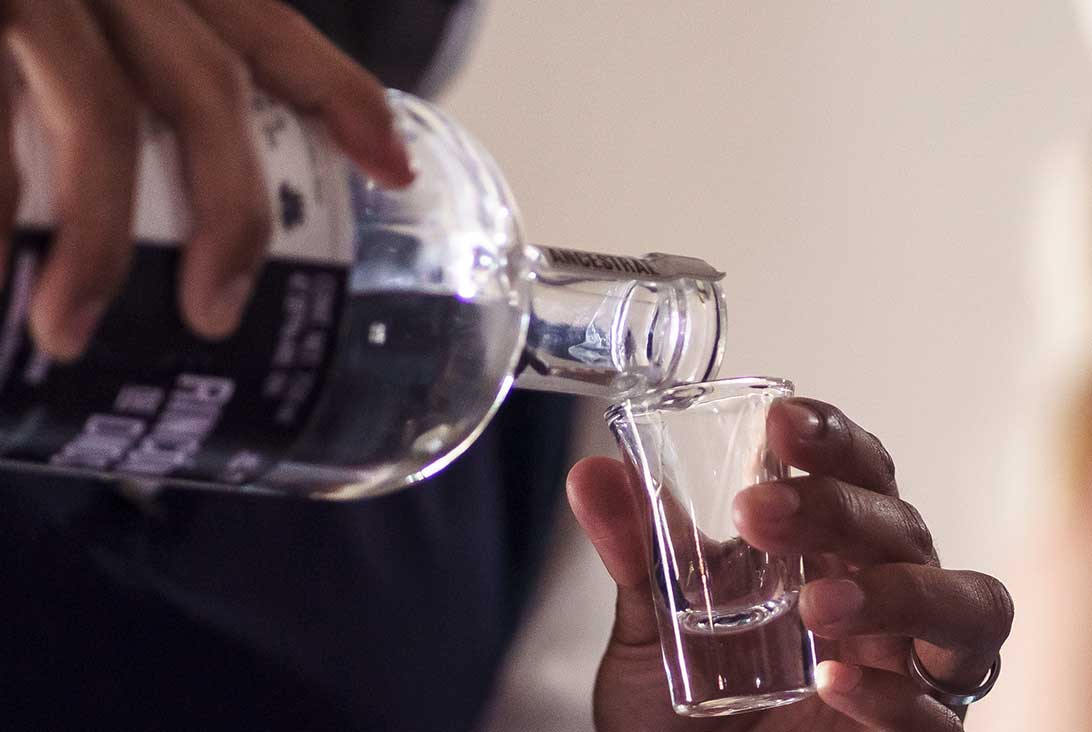 Selección de botellas y copas de agave